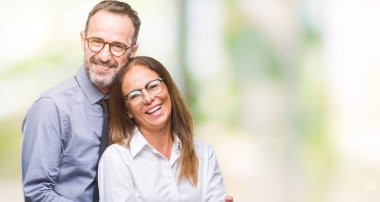 Orta yaş İspanyol çift çapraz silah kameraya bakarak ile gülümseyen izole arka plan mutlu yüzüne gözlüklü seviyorum. Olumlu bir kişi.