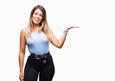 Genç güzel şık iş kadını neşeli sunulması ve kameraya bakarak avucunun ile işaret gülümseyen izole arka plan üzerinde.