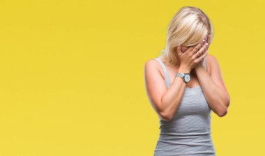 Genç güzel sarışın kadın ağlayarak süre elleriyle yüzünü kapsayan üzgün ifade ile izole arka plan yüzünden. Depresyon kavramı.