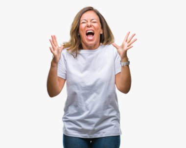 Orta yaş üst düzey İspanyol kadın yüzünden kızgın ve silah ile başarı için deli kutluyor izole arka plan ortaya çıkar ve heyecanlı çığlık gözler kapalı. Kazanan kavramı