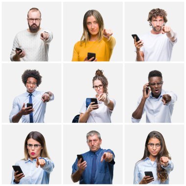 Bir grup insan üzerinde smartphone kullanarak kolaj kamera ve size parmak ile işaret arka plan izole, el işareti, pozitif ve kendinden emin bir jest ön