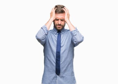 Genç yakışıklı iş adamı çünkü umutsuz ve stresli baş ağrısı acı izole arka plan üzerinde ağrı ve migren. Ellerini kafasına.
