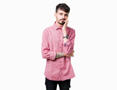 Yakışıklı delikanlı seyir yorgun ve bıkkın ile depresyon sorun Çapraz kollar ile izole arka plan düşünme üzerinde pembe gömlek giymiş.