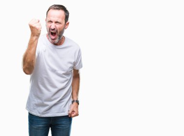 Öfkeli ve sinirli sinirli ve öfke ile bağırarak süre öfkeli yumruk yükselterek izole arka plan üzerinde beyaz t-shirt giyen orta yaş ağarmış komuta sizde. Öfke ve agresif kavramı.
