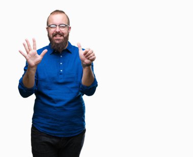 Gösterilen arka plan üzerinde gözlük takan Genç beyaz hipster adam izole ve parmakları ile işaret kendinden emin ve mutlu gülümseyerek süre 6 numara.