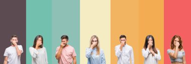 Farklı etnik genç insanlar üzerinde renkli çizgili kolaj izole bir şey pis ve iğrenç kokulu arka plan, dayanılmaz koku, holding nefes burun parmaklar ile. Kötü kokuyor kavramı.