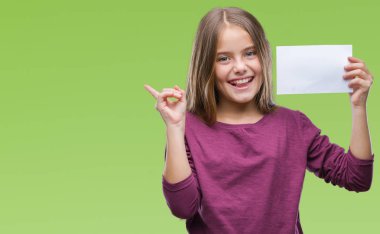 Boş kağıt kartı izole arka plan üzerinde çok mutlu el ve parmak ile tarafına işaret tutan genç güzel kız