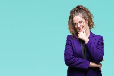 Okul üniforması ve gözlük emin çapraz kollar ve çeneme kaldırdı el ile gülümseme ile kameraya bakarak izole arka plan üzerinde giyen genç esmer öğrenci kız. Pozitif düşünce.