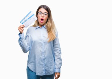Biniş kartı izole arka plan üzerinde bir sürpriz yüz, korkuyor ve heyecanlı korku ifadesi ile şok korkmuş tutan genç güzel kadın