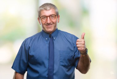 Yakışıklı üst düzey iş adamı mutlu yaşasın el ile jest yapıyor izole arka plan üzerinde. Kameraya bakarak başarı gösteren ile ifade onaylama.