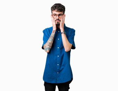 Yüz, depresyon ve üzüntü, kapsayan izole arka plan yorgun eller üzerinde gözlüklü genç yakışıklı adam üzgün ve sorun için tahriş