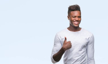 Afrikalı-Amerikalı genç hareketi el ile mutlu yaşasın yapıyor izole arka plan üzerinde. Kameraya bakarak başarı gösteren ile ifade onaylama.