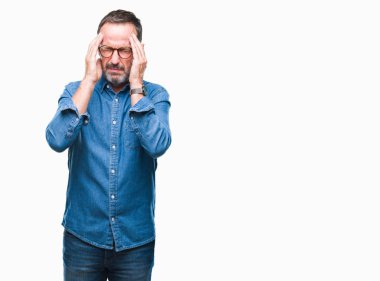 Orta yaş ağarmış komuta sizde üzerinde gözlük takan izole arka plan baş baş ağrısı için el ile çünkü stres. Migren muzdarip.