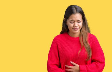 Çünkü mide üzerinde el ile arka plan üzerinde kırmızı kış kazak giyen genç güzel esmer kadın izole hazımsızlık, ağrılı hastalık hasta hissediyor. Ağrısı kavramı.