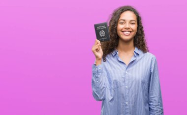 Pasaport İtalya ile ayakta ve diş gösterilen kendine güvenen bir gülümsemeyle gülümseyerek mutlu bir yüz tutan genç İspanyol kadın