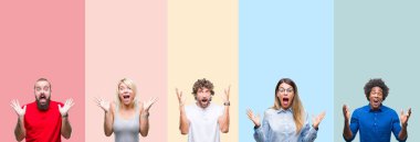 Kolaj Grup deli kutluyor ve silah ile başarı için heyecanlı çığlık kaldırdı ve açık gözleri hayret renkli vintage izole arka plan üzerinde genç insan. Kazanan kavramı