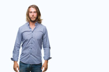 Yüzünde ciddi bir ifade ile izole arka plan üzerinde uzun saçlı Genç yakışıklı adam. Basit ve doğal kameraya bakıyor.