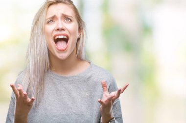 Sarışın genç kadın izole arka plan çılgın ve kızgın bağırarak ve agresif ifade ve silah kaldırdı bağırıyor. Hayal kırıklığı kavramı.