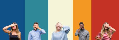 Kolaj grup gülümseyen ve gözler için sürpriz kapsayan yüz el ile gülüyor renkli vintage izole arka plan üzerinde genç insan. Kör kavramı.