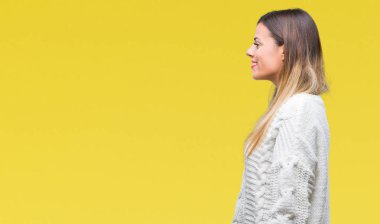 Genç güzel kadın rahat beyaz kazak izole arka tarafına, seyir üzerinde dinlenmek doğal yüz emin gülümseme ile pozuyla profili.