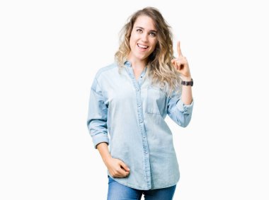 Güzel sarışın genç kadın ile başarılı fikir parmağı yukarıyı izole arka plan üzerinde. Çıktıktan ve mutlu. Bir numara.