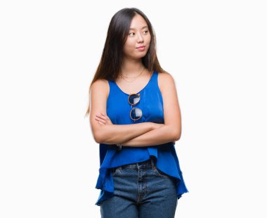 Genç Asyalı kadın görünümlü yan ve dik dik bakma uzağa düşünce gülümseyen izole arka plan üzerinde.