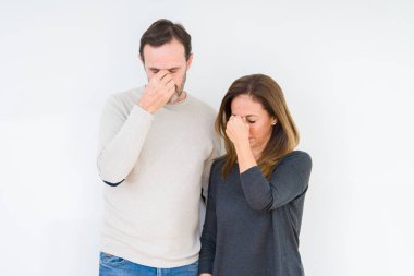 Güzel orta yaş kaç izole arka plan yorgun sürtünme burun ve göz yorgunluğu ve baş ağrısı duygu aşk içinde. Stres ve hayal kırıklığı kavramı.