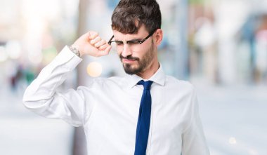 Geri, germe izole arka plan üzerinde gözlüklü genç yakışıklı iş adamı yorgun ve rahat, Uykulu ve erken sabah esneme