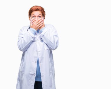 Üzerinde tıbbi üniforma giyen üst düzey beyaz doktor kadın arka plan ağız hata için elleriyle kapsayan şok izole. Gizli kavramı.