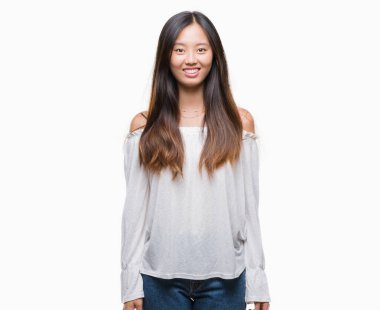 Genç Asyalı kadın yüzünde mutlu ve güzel bir gülümseme ile izole arka plan üzerinde. Şanslı kişi.