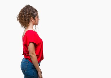 Güzel esmer kıvırcık saçlı Genç kız üzerinde gözlük takan arka tarafına, seyir izole dinlenmek doğal yüz emin gülümseme ile pozuyla profili.