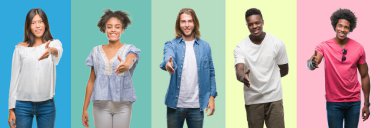 Afrikalı-Amerikalı, İspanyol ve Çinli grup olarak tebrik ve konuksever dost sunan karşılıklı gülümseyen vintage renk arka plan üzerinde insan bileşimi. Başarılı iş.