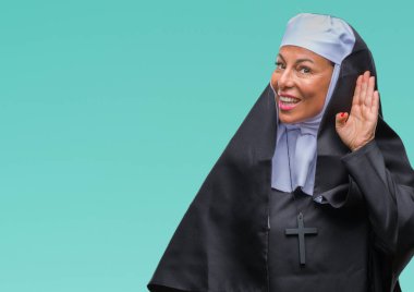 Orta yaş üst düzey Hıristiyan Katolik Rahibe kadın bir işitme söylenti ya da dedikodu için dinleme kulak üzerinde el ile gülümseyen izole arka plan yüzünden. Sağırlık kavramı.