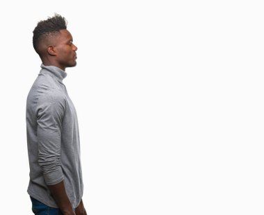 İzole arka tarafına, arayan genç Afro-Amerikan adam sakin ol kendine güvenen gülümseme ile doğal yüz pozuyla profili.