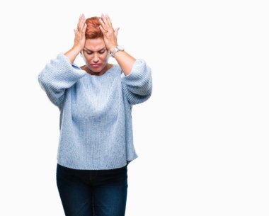 Çünkü çaresiz ve stresli baş ağrısı acı izole arka plan üzerinde kış kazak giyen Atrractive üst düzey beyaz Kızıl saçlı kadın ağrı ve migren. Ellerini kafasına.