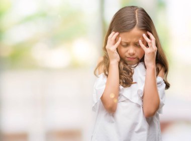 Esmer Latin kız baş baş ağrısı için el ile çünkü stres. Migren muzdarip.