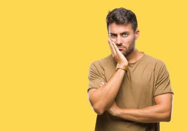 İzole arka plan düşünme seyir üzerinde genç yakışıklı adam yorgun ve sıkılmış çapraz silah depresyon sorunları ile.