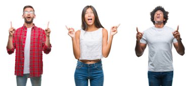 Kolaj grup izole arka plan üzerinde Çin, Afrika kökenli Amerikalı, Hispanik insan hayret ve yukarıya bakıyor ve parmakları ile işaret ve silah kaldırdı şaşırttı.