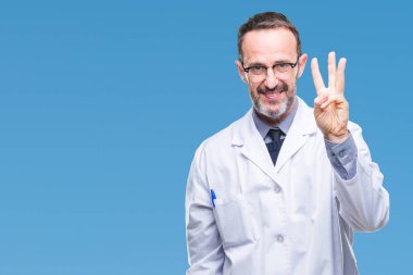 Orta yaş üst düzey ağarmış profesyonel adam gösterilen ve parmakları ile işaret izole arka plan üzerinde beyaz önlük giyen üç kendinden emin ve mutlu gülümseyerek iken numara.