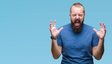 Genç beyaz hipster adam arka plan deli kutluyor izole ve yükseltilmiş ve kapalı gözleri çığlık çılgın silah ile başarı için heyecanlı. Kazanan kavramı