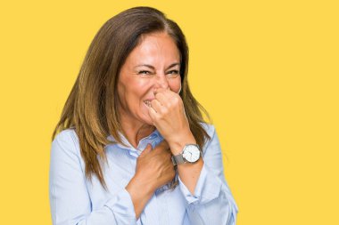 Bir şey pis ve iğrenç kokulu izole arka plan, dayanılmaz koku, holding nefes burun parmaklar ile güzel orta yaş iş yetişkin kadın. Kötü kokuyor kavramı.