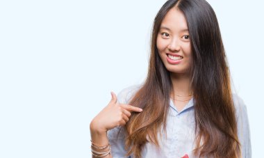 Genç Asyalı kadın gerçek durum Aracısı izole evin arka plan sürpriz yüz işaret parmağı kendisine holding