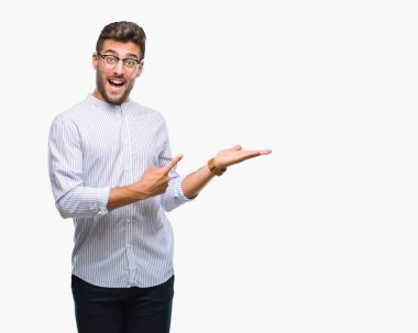 Yakışıklı delikanlı üzerinden hayran ve el ile sunulması ve parmak ile işaret ederken kameraya gülümseyen izole arka plan.