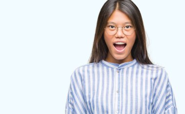 Genç Asyalı kadın korkuyor ve şok sürpriz ifade ile izole arka plan üzerinde korku ve yüz heyecanlı.