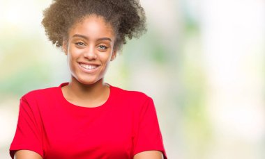 İzole arka plan mutlu yüz çapraz silah kameraya bakarak ile gülümseyen genç afro Amerikalı kadın. Olumlu bir kişi.