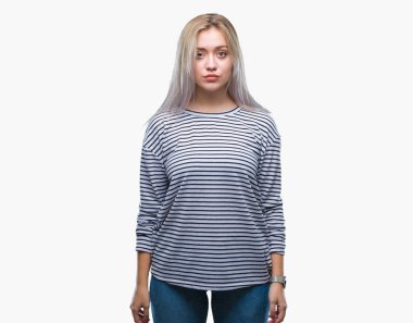 Genç Sarışın kadın yüzünde ciddi bir ifade ile izole arka plan yüzünden. Basit ve doğal kameraya bakıyor.