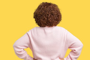 İzole arka plan ayakta geriye doğru uzakta silah ile vücut üzerinde seyir üzerinde değiştirilebilir mavi renk şerit duyarlılığı giyen orta ager üst düzey kadın