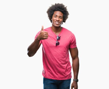 Hareketi el ile mutlu yaşasın yapıyor izole arka plan üzerinde Afro Amerikalı adam. Kameraya bakarak başarı gösteren ile ifade onaylama.