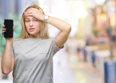 Akıllı telefon ekran başında, el ile vurguladı izole arka plan üzerinde gösterilen genç kafkas kadın şok utanç ve sürpriz suratla, öfkeli ve sinirli. Korku ve hata için üzgün.