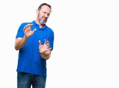 Orta yaş ağarmış komuta sizde izole arka plan üzerinde tiksinti ifadesi, memnun ve korkulu tiksinti yüz yapıyorsun çünkü nefret tepki. Elleriyle kaldırdı. Sinir bozucu kavramı.